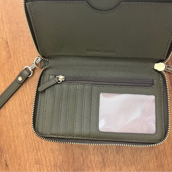 Michael Kors Green Wristlet wallet - Picture 7 of 8